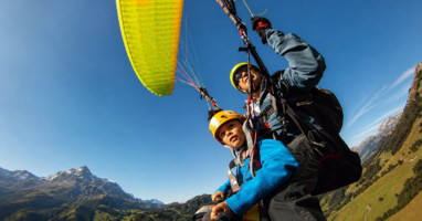 Tandem paragliding flight with Clicktodo.com in Diablerets, Switzerland. Unforgettable mountain views | Clicktodo.com के साथ