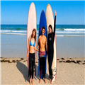 Surfgruppe med brett på stranden i Peniche, Portugal – Clicktodo | Surfgruppe med boards på stranden i Peniche, Portugal – Cl